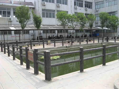 水泥护栏、仿木围栏与涝池防护栏 多功能水泥制品的防护应用