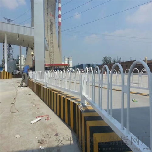 京式护栏 守护城市交通安全的坚实防线——以安平县德业钢板网厂为例